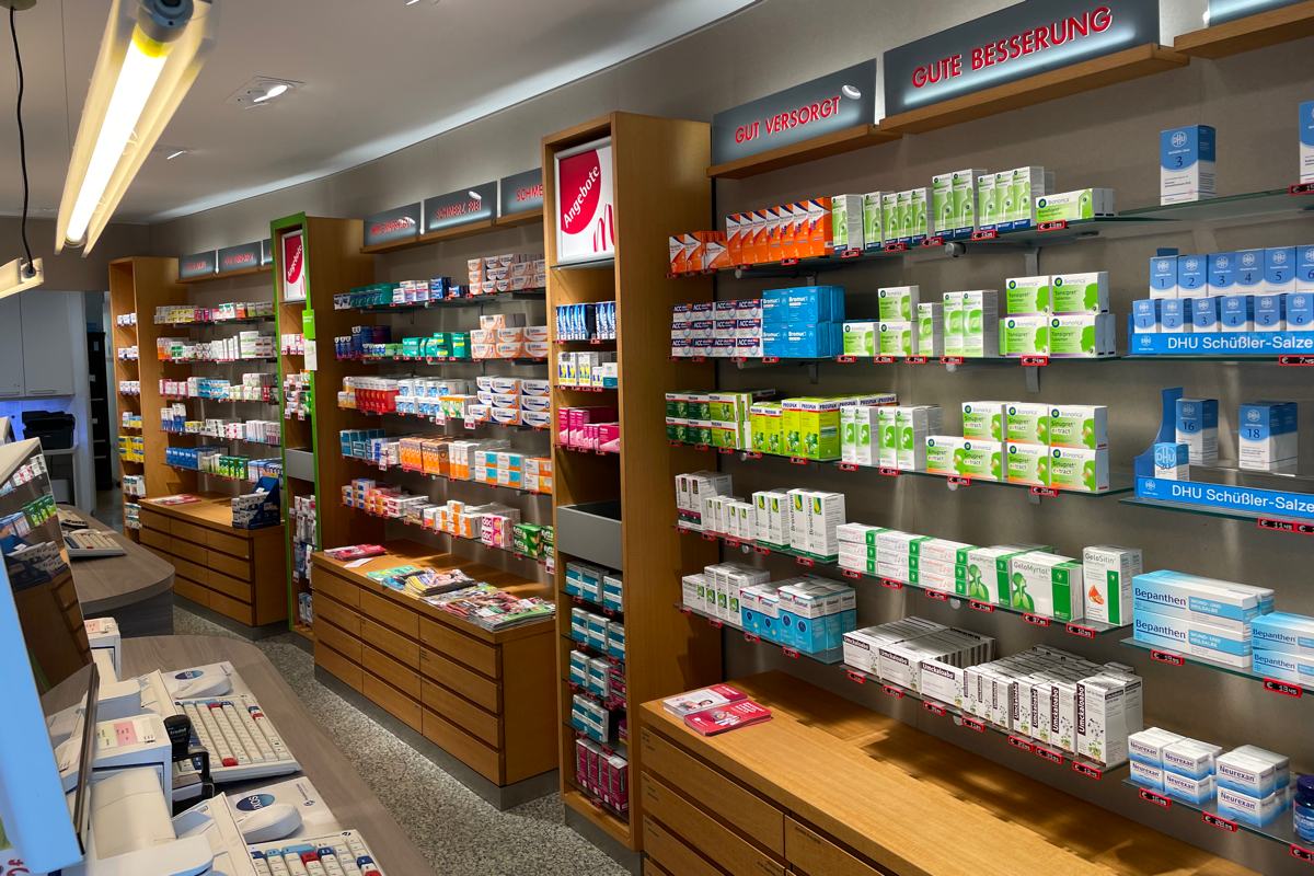 Innenaufnahme der Markt Apotheke in Gunzenhausen mit Verkaufsregalen voller Medikamente und Gesundheitsprodukte, sichtbaren Kassenplätzen und modernem